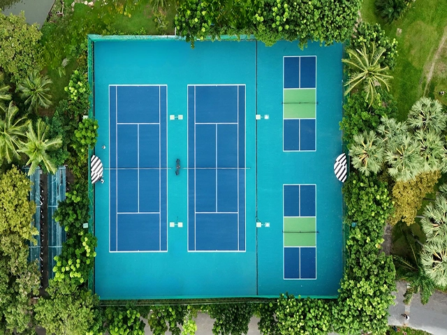 Sơn 3 lớp sân tennis-pickleball có 10% hạt cao su Decoturf USA trên nền bê tông xi măng